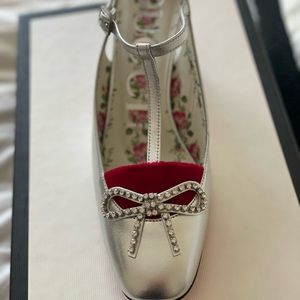 Gucci brand new shoes. One of Gucci’s “artworks”.